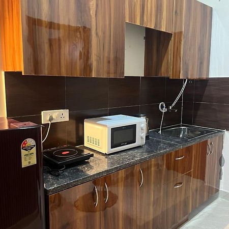 Studio Apartment In เกรทเตอร์นอยดา ภายนอก รูปภาพ