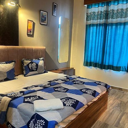 Studio Apartment In เกรทเตอร์นอยดา ภายนอก รูปภาพ