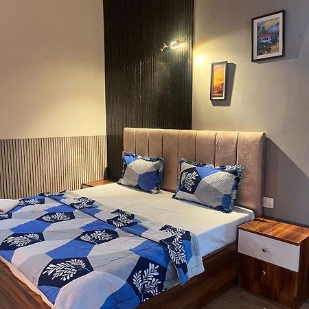 Studio Apartment In เกรทเตอร์นอยดา ภายนอก รูปภาพ