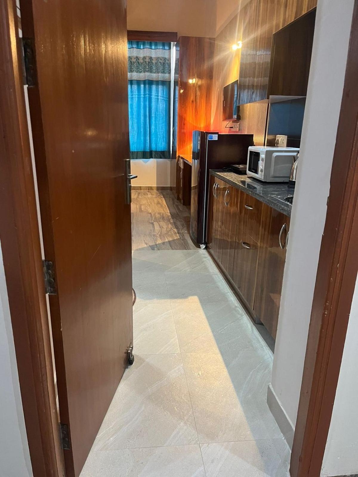 Studio Apartment In เกรทเตอร์นอยดา ภายนอก รูปภาพ
