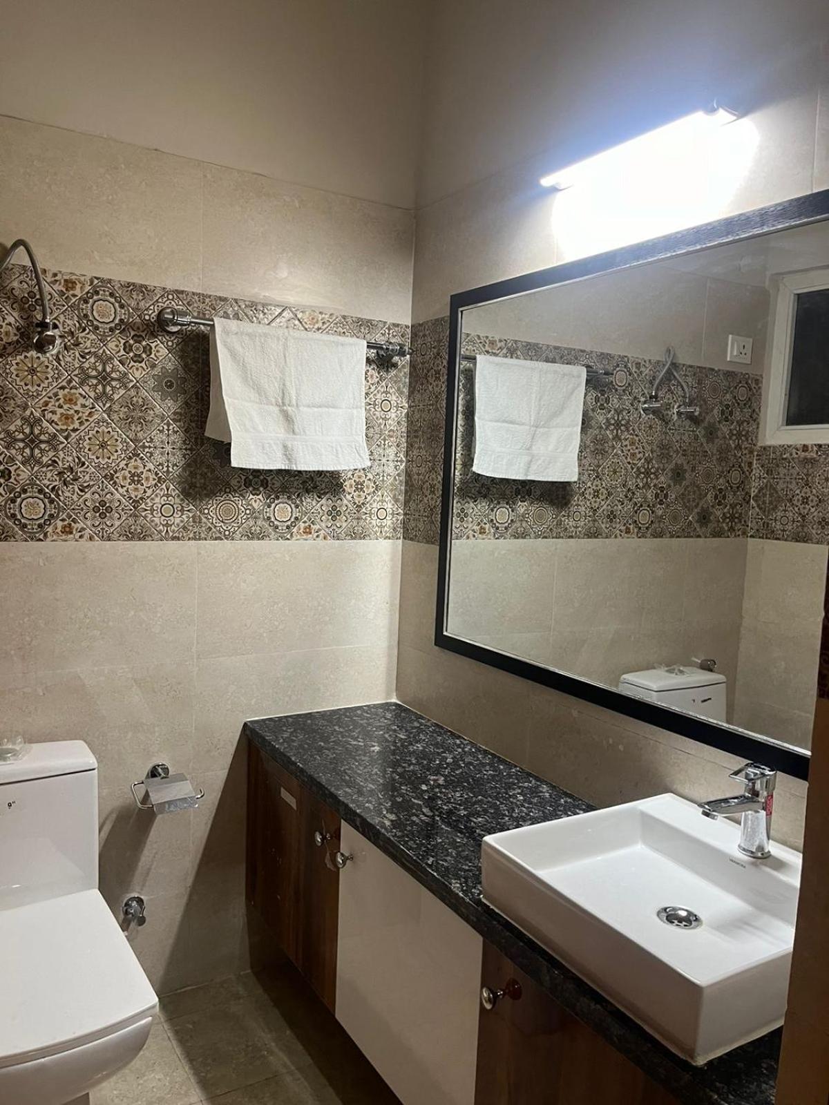 Studio Apartment In เกรทเตอร์นอยดา ภายนอก รูปภาพ