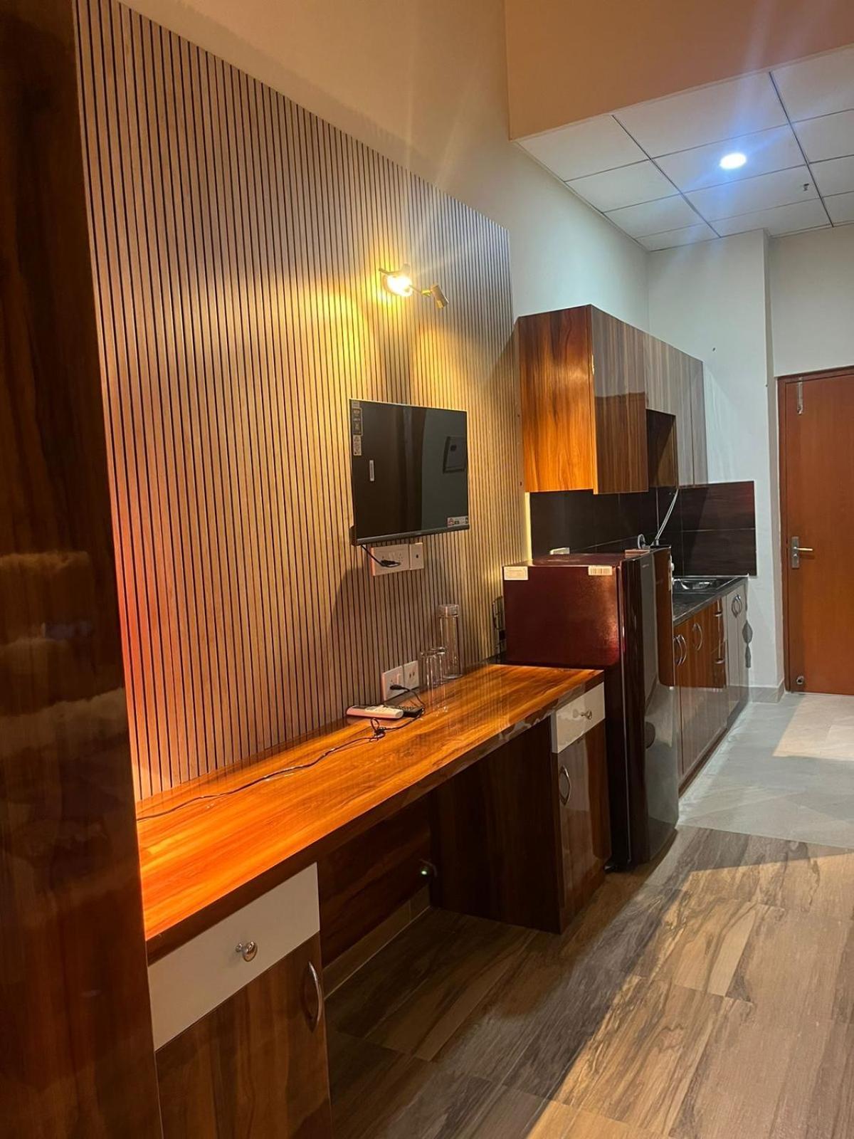 Studio Apartment In เกรทเตอร์นอยดา ภายนอก รูปภาพ